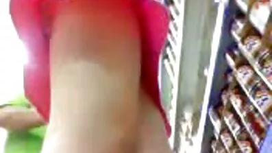 Гарячі шлюшки ділять член хлопця на дивані відео перший секс