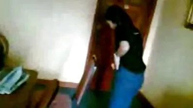 Мастурбує жінка засовує Анальні кульки порно відео на природі в свою дупу