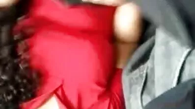 Жінка знімає трусики і розслабляє свою порно відео онлайн голену кицьку вібратором