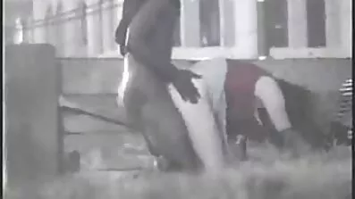 Довговолоса брюнетка сідає кицькою анал відео на обличчя хлопця