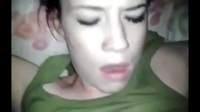 Молода жінка дивиться на алларгу порно відео реальне