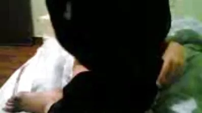 Брюнетка еротично виблискує кицькою і писечкой домашнє порно відео