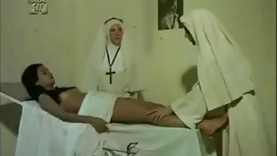 Оголена порно відео для дорослих Троянда пісяє на розкішному пляжному відпочинку