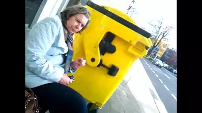 Довговолосу брюнетку спіймали на ретро порно відео вулиці в рот