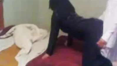 Ввічливо вставляючи довгий порно відео секс член в солодку попку