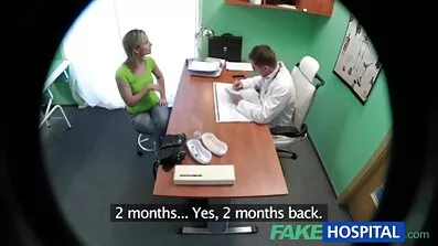 Досвідчена Домогосподарка секс відео груповуха розмовляє по телефону і трахкає