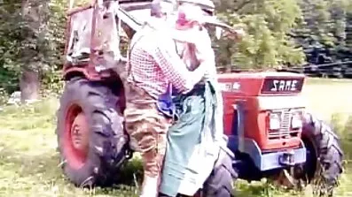 На машині дівчина секс еротика відео показує кицьку своєму хлопцеві