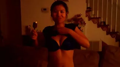 В елегантному будинку грудаста красуня спонтанно порно ігри відео збуджується і роздягається