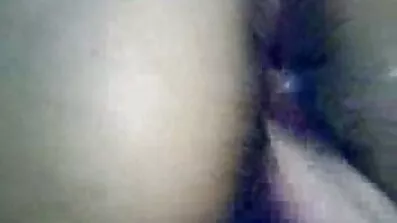 Жінка з великою кількістю молока позує на секс еротика відео камеру