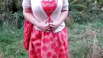 Худенька дівчина з розсунутими ногами чіпає свою секс відео безкоштовно кицьку