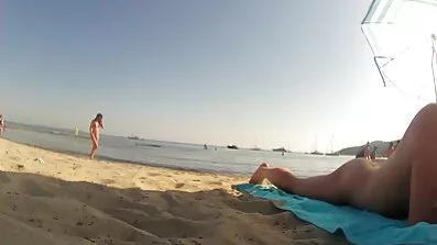Розпусна дівчина порно відео зрілих жінок віддалася чоловікові в парку