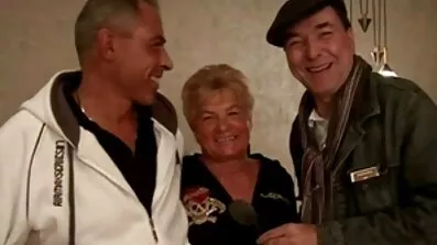 Трахають хтивих секс в перший раз відео друзів дві пукають дівчата