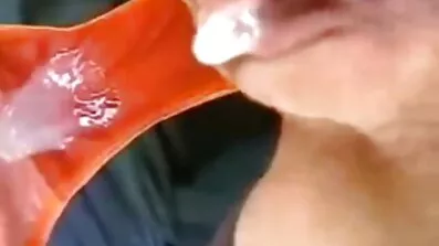 Пекуча мийка леді насолоджується порно відео в лосінах в душі і збуджується