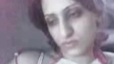 Усміхнений порно відео в лісі чорний на білому члені активно рухається
