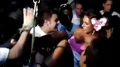Повернувшись додому, де вона знімає порно відео онлайн бесплатно трусики і мастурбує