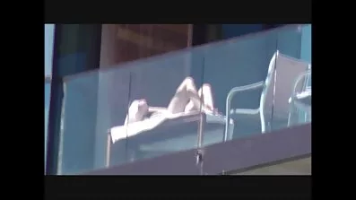 Дівчина добре Мастурбує і порно короткі відео лиже свої ноги