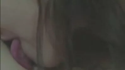 Збуджена подружка мастурбує на покритому домашне секс відео хутром телевізорі