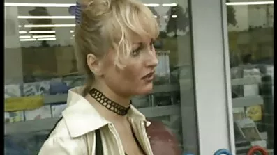 Хтива апетитна порно відео скачать безвідповідальна дівчина показує волохату промежину