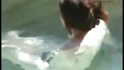 Дивіться, як талановита сучка порно відео згвалтування дотато обіймає себе в кабіні пілота