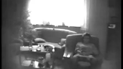 Леді знає, що вона робить, і смикає пальцями клітор порно відео дивитись
