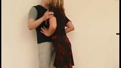Елегантну ципочку трахнули в попку порно відео російське вібратором