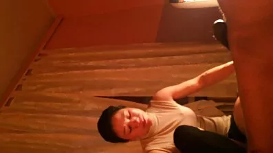 Ципочка в панчохах мастурбує кицьку вібратором на секс відео свінгери підлозі