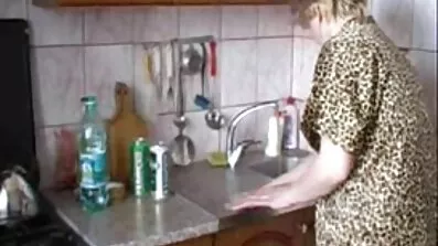 Брюнетка знімає з себе одяг секс відео і хоче злитися з природою
