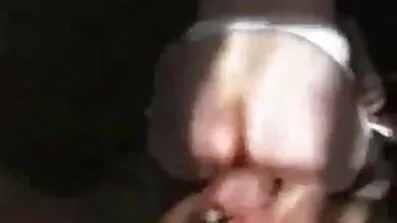 Слухняна господиня сидить на підставці для інструментів порно відео молоденькі