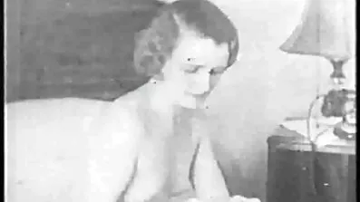 Зі стоячим членом він секс відео встає і трахкає з чорнявою дівчиною