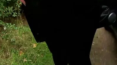 Дівчина з порно відео зрілих жінок волохатою дупою в окулярах задоволена великим дилдо