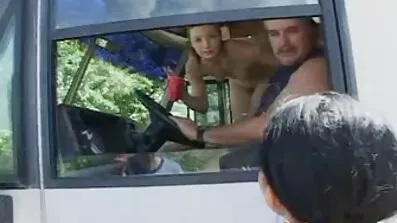 Грудаста х відео порно сучка дрочить і трахкає на камеру в улюбленій позі