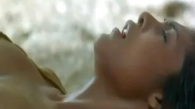 Прямо перед об'єктивом еротичне відео безплатно ципочка показує свою кицьку