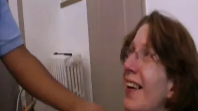 Бородатий зрілий чоловік скаче верхи на відео порно секс молодій жінці в перці