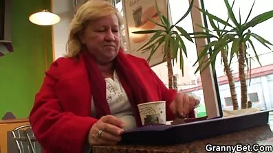 суворого хлопця, який порно відео секс тягне шлюшку в душ