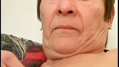 Темноволоса повія в чоботях догоджає міцного чоловіка порно відео зрілі жінки