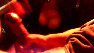 Дівчина спирається на ліжко і мастурбує порно відео дивитися онлайн член ногами
