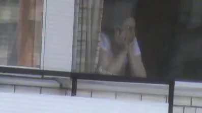 Жінка пропонує самозадоволення на дивані українське порно відео