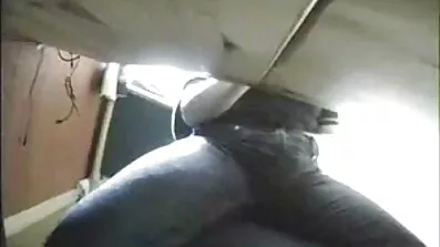 Струнка красуня радісно показує секс відео еротика попку і стрибає на члені