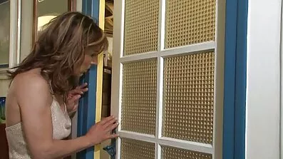 Молоді дівчата сільськепорно весело пісяють вдома