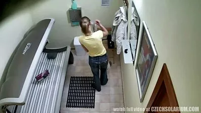 Симпатична порно відео груповуха ципочка стискає член ногами, лежачи на ліжку