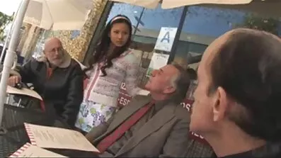 Досвідчена мадам скаче верхи на твердому члені відео секс з мамою зі своїм капюшоном