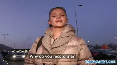 Ципочка мастурбує в метро три члена і бере в рот один секс перший відео з них
