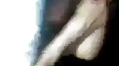 , бібліотекарка в дівчина кінчає відео окулярах показує кицьку