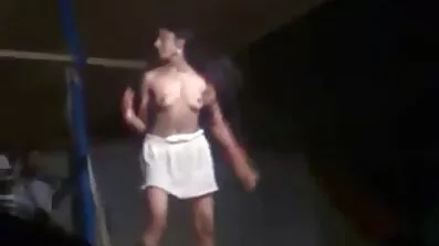 Біловолоса еротична дівчина Тре капюшон руками порно відео в школі